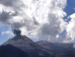 Erupsi Terus Menerus, Gunung Lewotobi Laki-laki Naik Status jadi Awas