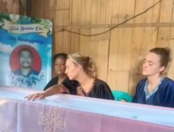 Momen Bule Menangis dan Memeluk Peti Jenazah Kekasihnya di NTT