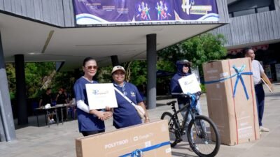 Senyum Bahagia Evi Nurhayati, Peraih Doorprize Utama Jalan Sehat Partai NasDem di Labuan Bajo