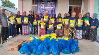 Bagikan Ratusan Paket Sembako, Wujud Keberpihakan NasDem Mabar untuk Masyarakat