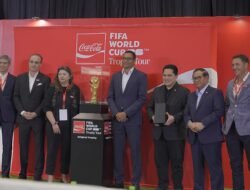 Coca-Cola Hadirkan Trofi Piala Dunia di Jakarta, Penggemar Sepak Bola Antusias
