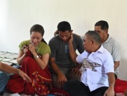 Berikan Penguatan, Bupati Edi Endi Temui Keluarga Korban Tenggelam di Tiwu Pai