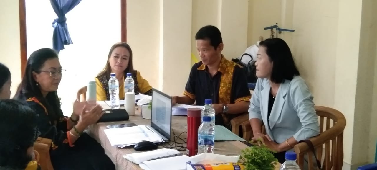 Ketua Dekranasda Mabar saat memimpin rapat terbatas.