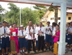 Bangun Budaya Baca, Vinsensius Supardi Bagikan Buku untuk Pelajar di Manggarai
