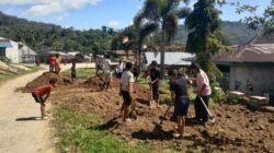 Remi Nalas Bersama Warga Percantik Halaman Kampung Barang yang Lama Terabaikan